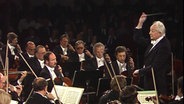 Günter Wand dirigiert im Jahr 1981 die Sinfonie Nr. 4 1981 von Johannes Brahms. © NDR EO Foto: Screenshot