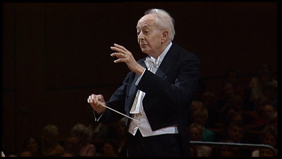 Screenshot: Günter Wand dirigiert 1996 das damalige NDR Sinfonieorchester (jetzt NDR Elbphilharmonie Orchester). © NDR EO Foto: Screenshot