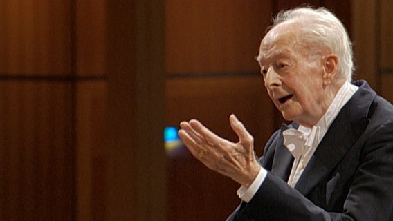 Screenshot: Günter Wand dirigiert 2001 das damalige NDR Sinfonieorchester (jetzt NDR Elbphilharmonie Orchester). © NDR EO Foto: Screenshot