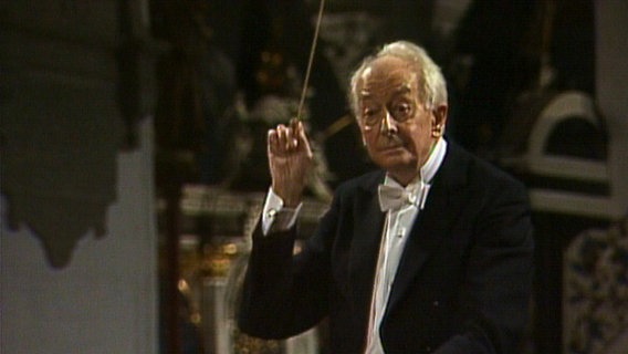 Screenshot: Günter Wand dirigiert im Jahr 1988 Bruckners Sinfonie Nr. 9 in Lübeck. © NDR EO Foto: Screenshot