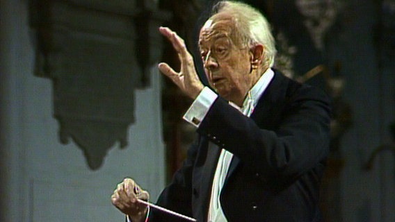 Screenshot: Günter Wand dirigiert 1988 das damalige NDR Sinfonieorchester (jetzt NDR Elbphilharmonie Orchester) in Lübeck. © NDR EO Foto: Screenshot
