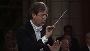 John Eliot Gardiner dirigiert beim SHMF Abschlusskonzert in Lübeck im Jahr 1992 Brittens War Requiem. © NDR EO Foto: Screenshot