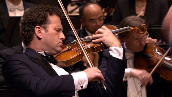 Screenshot: Weltklassegeiger Nikolaj Szeps-Znaider spielt beim Konzert mit dem NDR Elbphilharmonie Orchester und Alan Gilbert in der Elbphilharmonie Hamburg. © NDR EO Foto: Screenshot