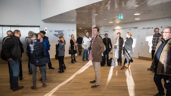 Backstage-Führung: Mitglieder des NDR Elbphilharmonie Orchesters stellen am offiziellen Umzugstag ihre neue Heimat in der Elbphilharmonie vor. © NDR Foto: Axel Herzig