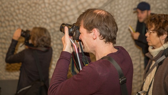 Fotografen vor der sogenannten "weißen Haut" der Elbphilharmonie © NDR Foto: Axel Herzig