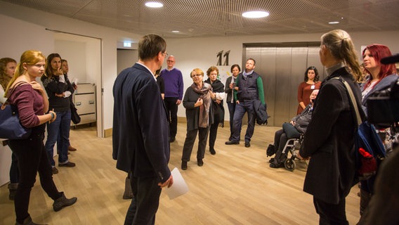 Backstage Elbphilharmonie: Achim Dobschall begrüßt die Besucher im Backstage-Bereich © NDR Foto: Axel Herzig