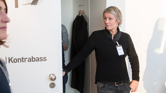 Katharina Bunners-Goll öffnet die Tür zum Stimmzimmer der Cellisten und Kontrabassisten in der Elbphilharmonie © NDR Foto: Axel Herzig