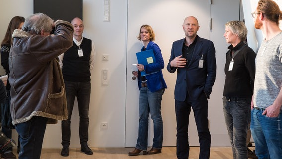 Michael Rieber, Katharina Bunners-Goll und Benedikt Kany (ganz links) stellen das Stimmzimmer der Kontrabassisten vor. © NDR Foto: Axel Herzig