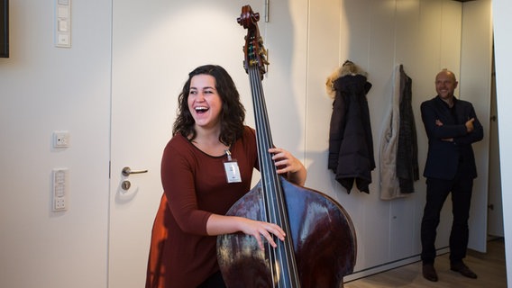 Luzia Vieira, Akademistin des NDR Elbphilharmonie Orchesters, spielt auf ihrem Kontrabass. © NDR Foto: Axel Herzig