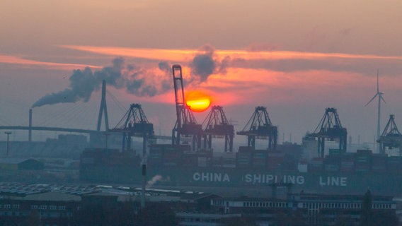 Blick aus der Elbphilharmonie: Sonnenuntergang über dem Hamburger Hafen © NDR Foto: Axel Herzig