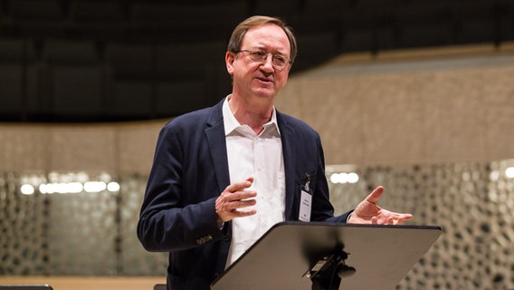 Achim Dobschall erzählt auf der Bühne des Großen Saals in der Elbphilharmonie © NDR Foto: Axel Herzig