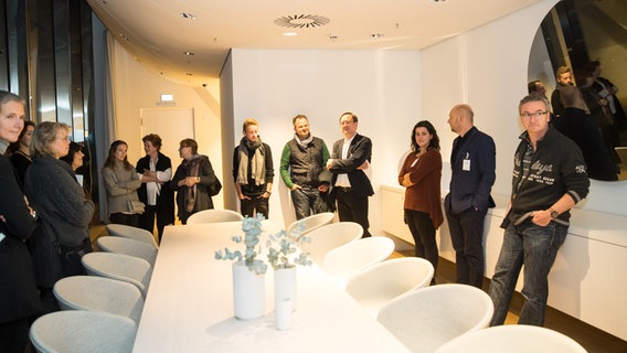 Die Besucher der Backstage-Führung im sogenannten "Green Room" in der Elbphilharmonie © NDR Foto: Axel Herzig