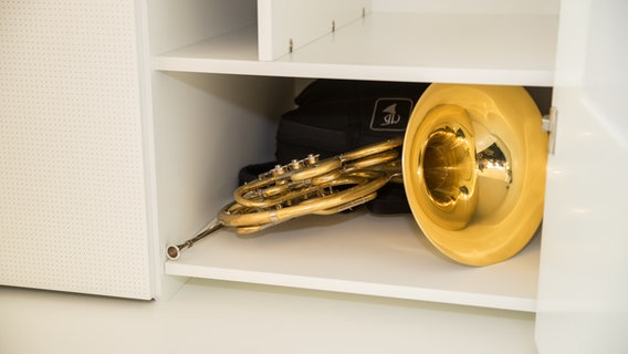 Ein Horn liegt in einem Spindfach in der Elbphilharmonie. © NDR Foto: Axel Herzig