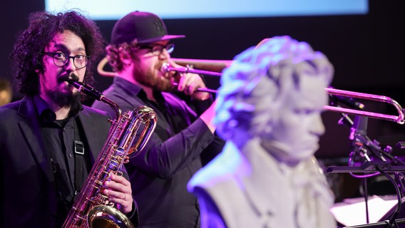 Die Big Beethoven Band mit Beethoven-Büste im Vordergrund. © NDR Foto: Markus Krüger