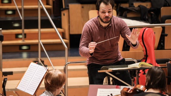 Dirigent, Petr Popelka, im Rolf-Liebermann-Studio beim Beethoven-Experiment. © NDR Foto: Marcus Krüger