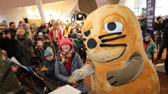 Die Maus übt am Klavier auf der Elphi-Plaza. © NDR Foto: Marcus Krüger