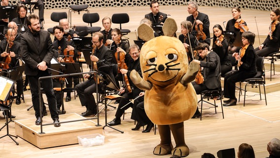 Die Maus auf der Bühne des Großen Saals in der Elbphilharmonie. © NDR Foto: Marcus Krüger