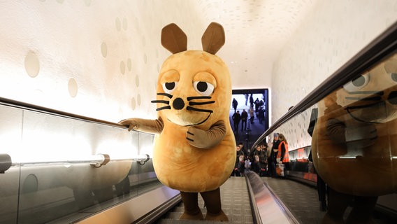 Die Maus fährt die Tube zur Plaza hoch. © NDR Foto: Marcus Krüger