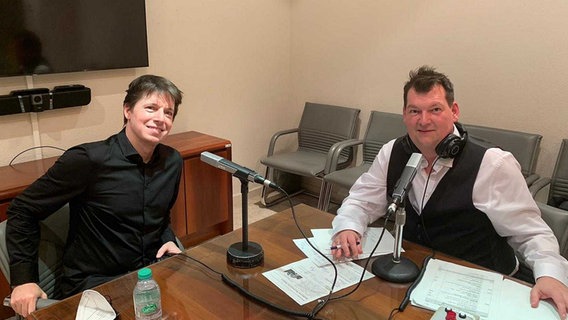 Joshua Bell in Madrid bei NDR Kultur Moderator Philipp Schmid über sein Gastspiel mit dem NDR Elbphilharmonie Orchester und Alan Gilbert in der Elphi (Oktober 2021) © NDR Foto: Philipp Schmid