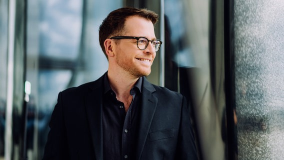 Benedikt Burkard, Inspizient des NDR Elbphilharmonie Orchesters © NDR, Jewgeni Roppel Foto: Jewgeni Roppel