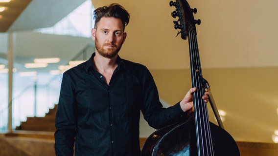 Benedikt Kany, Kontrabassist des NDR Elbphilharmonie Orchesters © NDR, Jewgeni Roppel Foto: Jewgeni Roppel