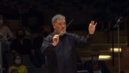 Screenshot: Alan Gilbert und das NDR Elbphilharmonie Orchester beim Eröffnungskonzert der Saison 2021/2022 im Großen Saal der Elbphilharmonie. © NDR Foto: Screenshot