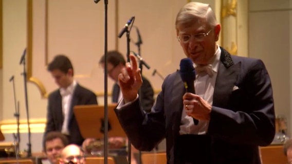 Herbert Blomstedt moderiert während einer Umbaupause auf der Bühne der Laeiszhalle.  