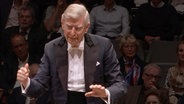 Herbert Blomstedt dirigiert das NDR Elbphilharmonie Orchester (Screenshot) © NDR 