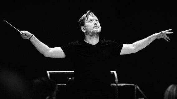 Dirigent Jonathan Bloxham im Porträt © NDR/Kaupo Kikkas Foto: Kaupo Kikkas