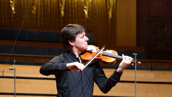 Violinist Joshua Bell auf der Bühne des Palace of Arts MÜPA in Budapest. © NDR Foto: Heidi Meyer