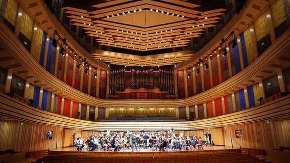 Das NDR Elbphilharmonie Orchester auf der Bühne des Musikpalastes in Palace of Arts MÜPA © NDR Foto: Heidi Meyer