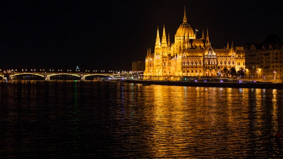 Das beleuchtete Parlament in Budapest bei Nacht. © NDR Foto: Daniel Tomann-Eickhoff