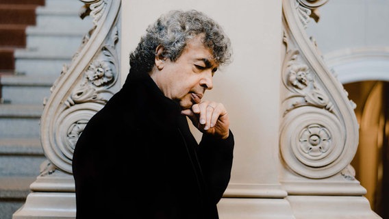 Dirigent Semyon Bychkov in Denkerpose vor einer weißen Säule © Marco Borggreve Foto: Marco Borggreve