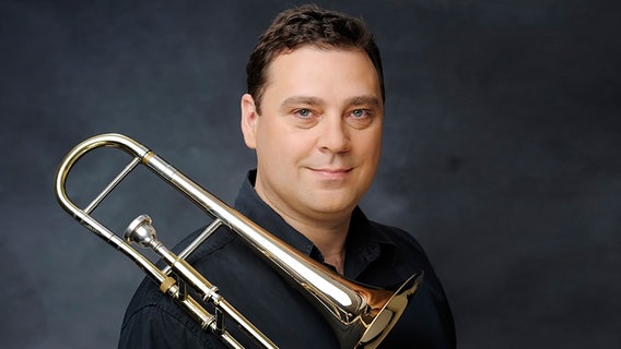 Porträt: Simone Candotto, Solo-Posaunist des NDR Elbphilharmonie Orchesters Porträt: Simone Candotto, Solo-Posaunist des NDR Elbphilharmonie Orchesters © NDR Foto: Gunter Glücklich