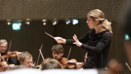 Karina Canellakis dirigiert das NDR Elbphilharmonie Orchester im Großen Saal der Elbphilharmonie. © NDR 