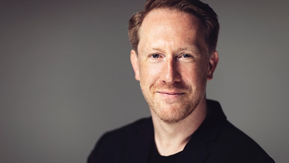 Dirigent Simon Crawford-Phillips im Porträt © Nikolaj-Lund 