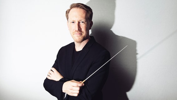 Dirigent Simon Crawford-Phillips im Porträt © Nikolaj-Lund 