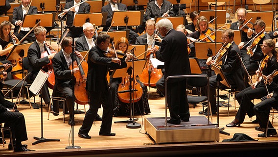Frank Peter Zimmermann spielt Ravels "Tzigane", Jubilar Christoph von Dohnányi und das NDR Sinfonieorchester begleiten ihn. © NDR Foto: Marcus Krüger