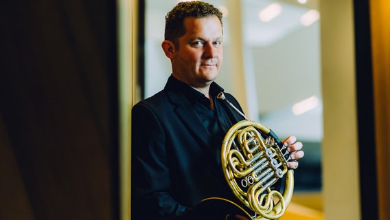 Dave Claessen, Hornist des NDR Elbphilharmonie Orchesters © NDR, Jewgeni Roppel Foto: Jewgeni Roppel