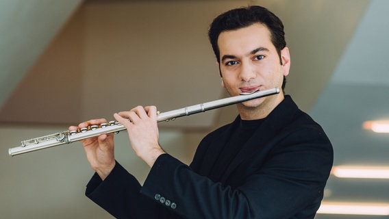 Denizcan Eren, Flötist des NDR Elbphilharmonie Orchesters © NDR, Jewgeni Roppel Foto: Jewgeni Roppel