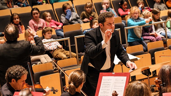 Konzertszene: Dave Claessen dirigiert das "Konzert statt Schule!" © NDR Foto: Marcus Krüger