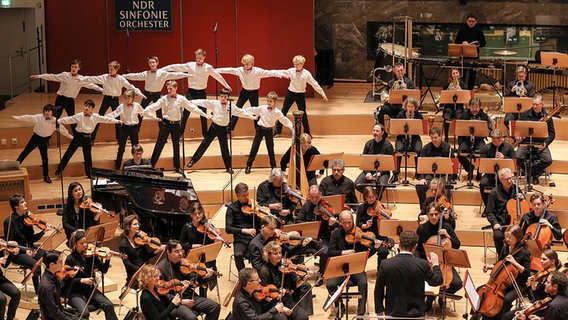 Der Knabenchor St. Nikolai und das NDR Sinfonieorchester beim "Schneemann-Tanz" © NDR Foto: Marcus Krüger