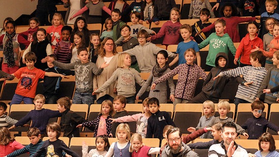 Die Kinder im Publikum proben den "Schneemann-Tanz" © NDR Foto: Marcus Krüger