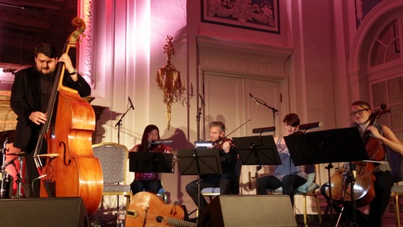 Kontrabassist Jeffrey Weiss spielt mit Streichern des NDR Sinfonieorchesters auf der Bühne im Hotel Atlantic © NDR 