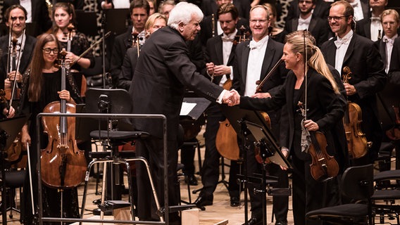 Christoph von Dohnányi dankt Christine Miesen, Spielführerin der Zweiten Geigen des NDR Elbphilharmonie Orchesters beim Schlussapplaus auf der Bühne der Elbphilharmonie Hamburg © NDR Foto: Peter Hundert