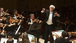 Christoph von Dohnányi dirigiert das NDR Sinfonieorchester in New York © dpa 