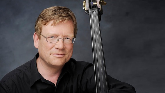 Porträt: Volker Donandt, Bassist des NDR Elbphilharmonie Orchesters © NDR Foto: Gunter Glücklich