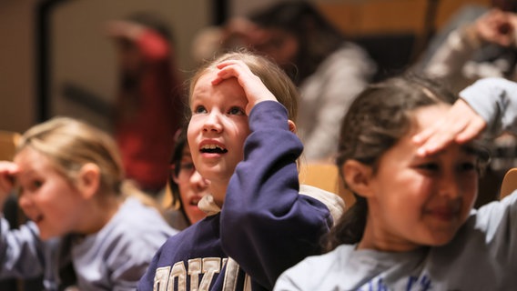 Schülerinnen und Schüler erleben im Rolf-Liebermann-Studio Musik spielerisch beim Mitmach-Konzert. © NDR, Marcus Krüger Foto: Marcus Krüger