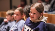 Schülerinnen und Schüler erleben im Rolf-Liebermann-Studio Musik spielerisch beim Mitmach-Konzert. © NDR, Marcus Krüger Foto: Marcus Krüger