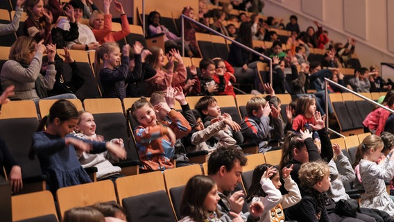 Schülerinnen und Schüler erleben im Rolf-Liebermann-Studio Musik spielerisch beim Mitmach-Konzert. © NDR, Marcus Krüger Foto: Marcus Krüger